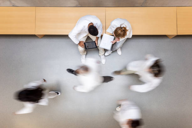 des scientifiques marchant dans le couloir - doctor healthcare and medicine walking group of people photos et images de collection