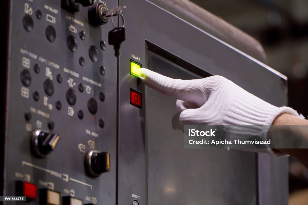 Operador De La Máquina Cnc Presione El Botón Para Apagar La Máquina Cuando Esté Defectuosa Fábrica De Autopartes Foto de stock y más banco de imágenes de Adulto - iStock Operador De La Máquina Cnc Presione El Botón Para Apagar La Máquina Cuando Esté Defectuosa Fábrica De Autopartes Foto de stock y más banco de imágenes de Adulto - iStock