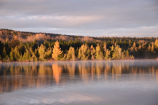 Le lac carré à la fin de l'automne, Sainte-Apolline, Québec, Canada