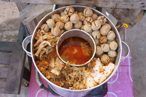 bakso setan (indonésio). sopa de almôndegas super picantes com macarrão, pés de galinha, tofu e gordura de carne. foco seletivo. - beef bowl curry dish curry sauces - fotografias e filmes do acervo