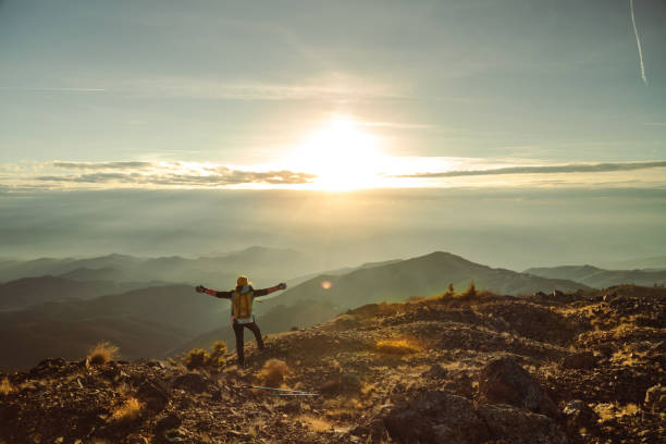 kobieta alpinistka stoi z wyciągniętymi ramionami na szczycie góry - mountain cliff mountain peak plateau zdjęcia i obrazy z banku zdjęć