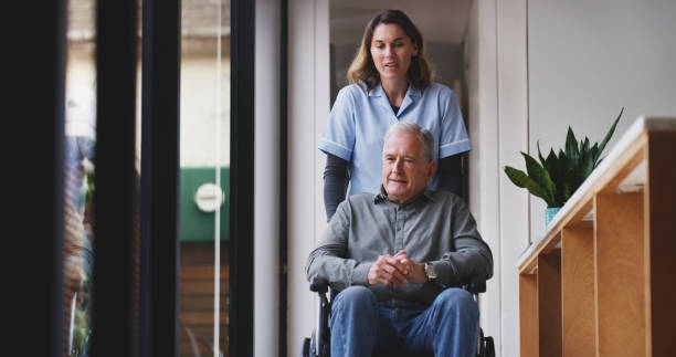 Nurse, wheelchair disability and senior homecare in nursing home, clinic or medical help service. Caregiver, healthcare worker and therapist helping elderly, disabled and sick patient retirement home enfermera, discapacidad en silla de ruedas y atención domiciliaria para personas mayores en un hogar de ancianos, clínica o servicio de ayuda médica. cuidador, trabajador de la salud y terapeuta que ayuda a ancianos, discapacitados y pacientes enfermos