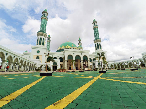 Al Faruq Mosque one of the biggest mosques in East Kalimantan-Indonesia. Rainbow Hill, Sangatta, Kutai Timur, East Kalimantan, Indonesia. 08/01/2014. Al Faruq Mosque one of the biggest mosques in East Kalimantan-Indonesia. karman stock pictures, royalty-free photos & images