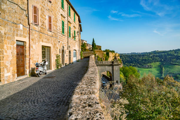 이탈리아 오르비에토의 중세 언덕 마을에서 바라본 풍경 - tuscany italy house landscape 뉴스 사진 이미지