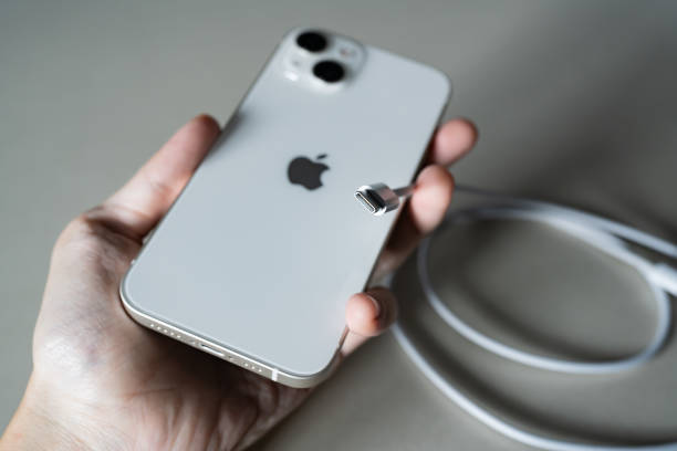 iphone 13 und usb-c-kabel - adapter apple stock-fotos und bilder