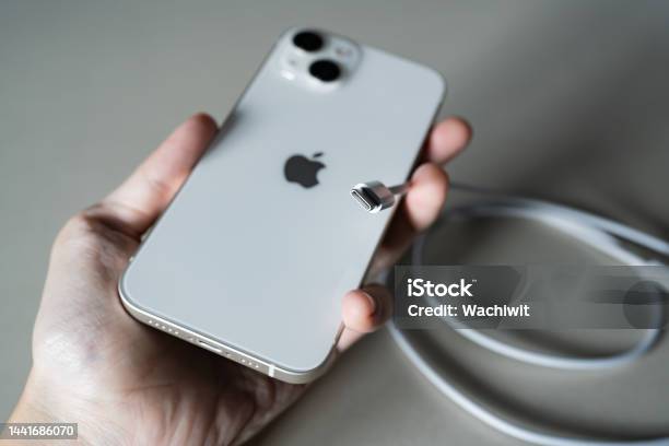 Iphone 13 Dan Kabel Usbc Foto Stok - Unduh Gambar Sekarang - iPhone, Angka 15, Number 14
