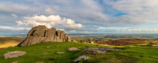 haytor en parque nacional de dartmoor - dartmoor fotografías e imágenes de stock