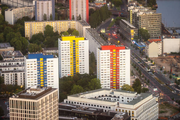 bunte hochhäuser von oben - plattenbau berlin germany east germany office building stock-fotos und bilder