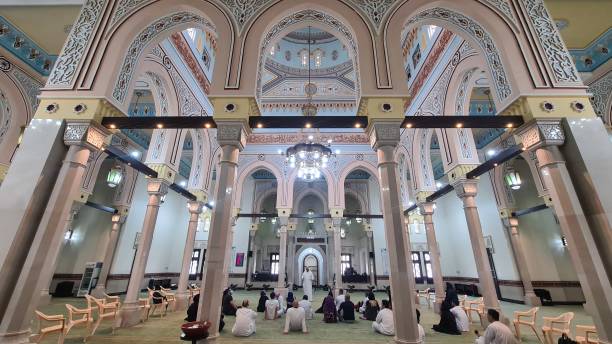 interior da mesquita de jumeirah em dubai, emirados árabes unidos - jumeirah mosque - fotografias e filmes do acervo