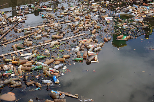 Contaminación de residuos plásticos en el embalse. photo