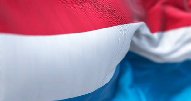 vista de perto da bandeira nacional do luxemburgo acenando - cultura europeia ocidental - fotografias e filmes do acervo