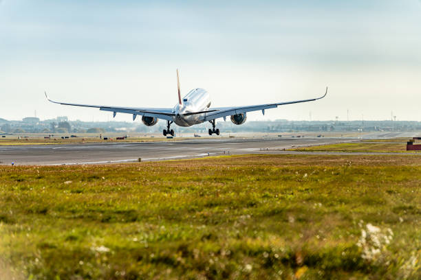 avión aterrizando en pista en el aeropuerto internacional pearson al atardecer, toronto, canadá - runway airplane landing landing light fotografías e imágenes de stock