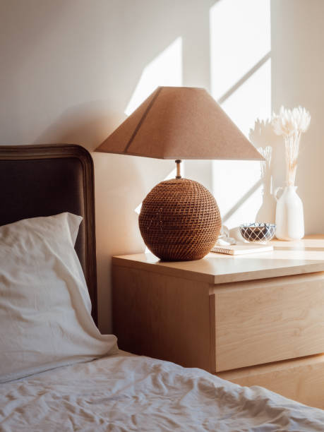 современный домашний интерьер со спальной обстановкой, включая прикроватную тумбочку - cozy bedside стоковые фото и изображения