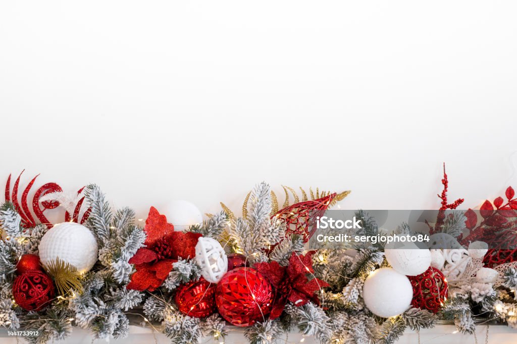 Foto de Composição Natalina Guirlanda Feita De Bolas Vermelhas E Brancas E Galhos De Abeto No Fundo Branco Conceito De Natal Inverno Ano Novo Flat Lay Vista Superior Espaço Para Cópia e Foto de Composição Natalina Guirlanda Feita De Bolas Vermelhas E Brancas E Galhos De Abeto No Fundo Branco Conceito De Natal Inverno Ano Novo Flat Lay Vista Superior Espaço Para Cópia e