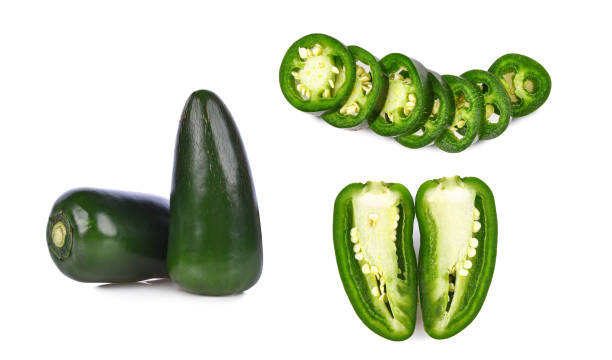 흰색에 고립 된 녹색 jalapeno 고추 - chopped green bell pepper pepper bell pepper 뉴스 사진 이미지