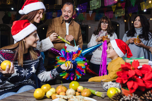 posada, famiglia messicana canto canti natalizi nella festa di natale in messico persone latine - pinata mexico christmas mexican culture foto e immagini stock