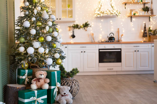árbol de navidad y regalos en el interior del hogar - fashionable party design home decorating fotografías e imágenes de stock