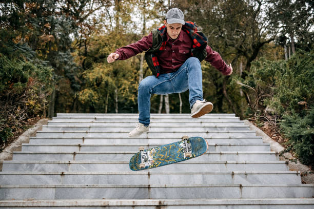 discesa libera - extreme skateboarding action balance motion foto e immagini stock