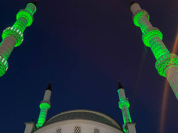 gran hermosa mezquita musulmana alta templo islámico para oraciones a dios alá con altas torres de religión en cálido tropical oriental país del sur resort por la noche - sunset in islamic country fotografías e imágenes de stock