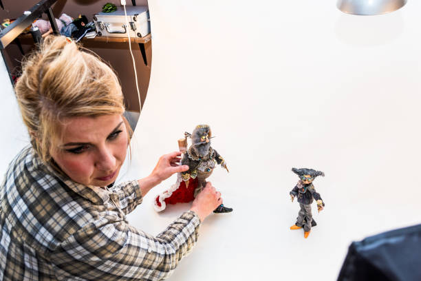 오래된 인형에 생명을 불어넣어 스톱 모션 애니메이션 비디오를 만드는 과정에 있는 여성 예술가 - stop motion animation 뉴스 사진 이미지