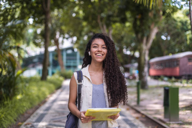 retrato ao ar livre de uma estudante universitária feminina - povo brasileiro - fotografias e filmes do acervo