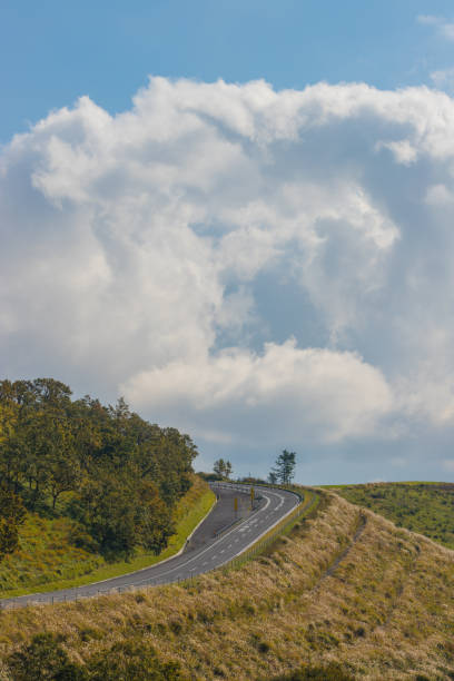Road and sky of Kuju Plateau Roads and empty roads in Kusumi Kogen in Takeda City, Oita Prefecture taketa photos stock pictures, royalty-free photos & images