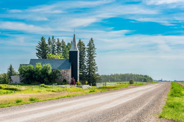프랭크스레이크 루터 교회, 프랭크레이크 근처, sk - saskatchewan country road road prairie 뉴스 사진 이미지
