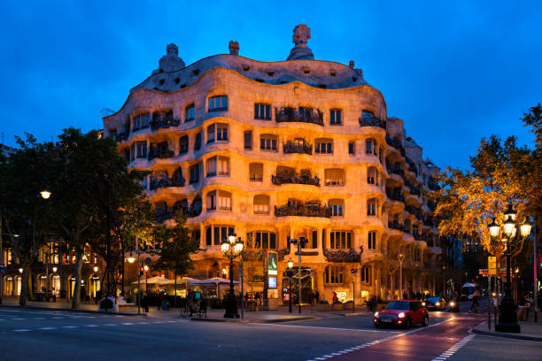 timelapse notturno della famosa casa mila di gaudi, barcellona, spagna - la pedrera barcelona catalonia balcony foto e immagini stock