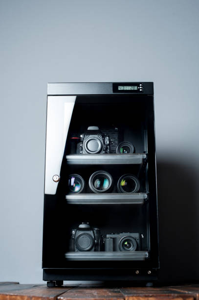gabinete seco deshumidificador electrónico para equipos de fotografía - dehumidify fotografías e imágenes de stock
