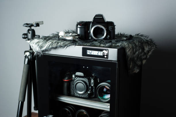 gabinete seco deshumidificador electrónico para equipos de fotografía - dehumidify fotografías e imágenes de stock