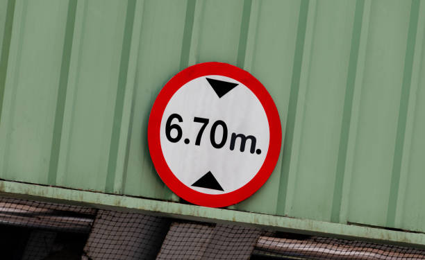 знак ограничивает высоту автомобиля 6,70 метра. - prohibitory sign стоковые фото и изображения
