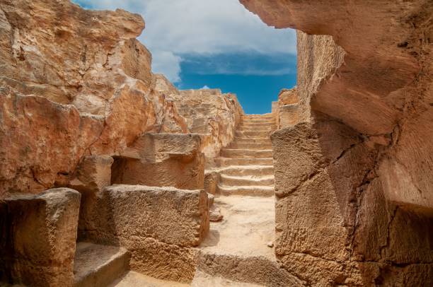 hermosa vista del sitio arqueológico, tumbas de los reyes en paphos, chipre - paphos fotografías e imágenes de stock