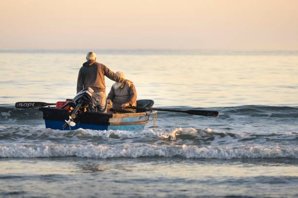 łódź rybacka wiosłująca w morze - rowboat fishing africa fishing industry zdjęcia i obrazy z banku zdjęć