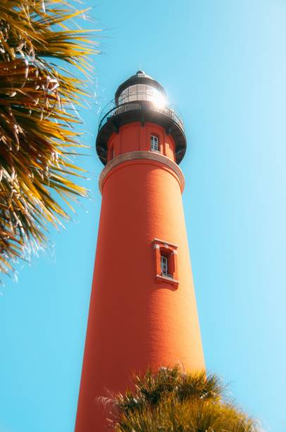 vertical of the ponce de leon inlet lighthouse and museum against a clear blue sky in florida. - verticak imagens e fotografias de stock