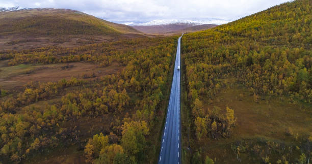 follaje camper van senja 01 - norrland fotografías e imágenes de stock