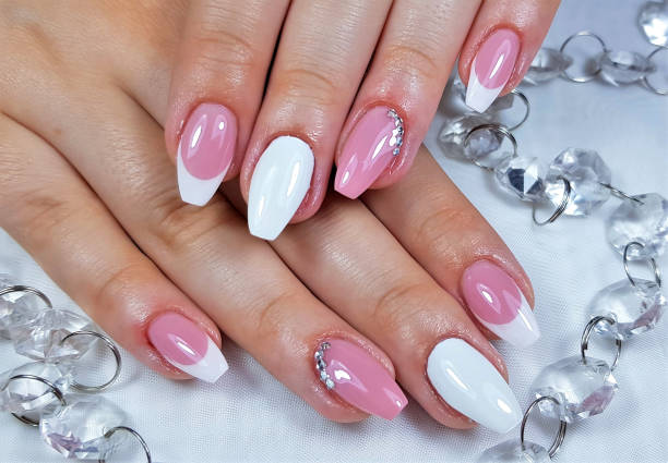 manicure profissional com unhas de gel pintadas - acryle - fotografias e filmes do acervo