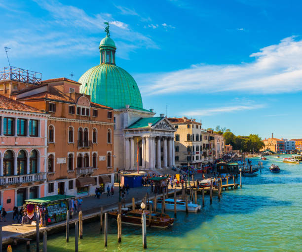 vista panorámica de la puesta de sol de la ciudad de venecia. hermosa vista del atardecer en el gran canal con muchas góndolas. italia. - ponte degli scalzi fotografías e imágenes de stock