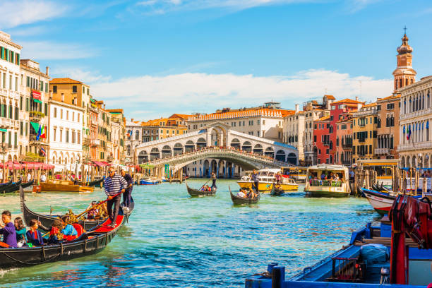 vista panorámica del gran canal con góndolas y el puente de rialto. venecia, italia. - venice italy rialto bridge italy gondola fotografías e imágenes de stock