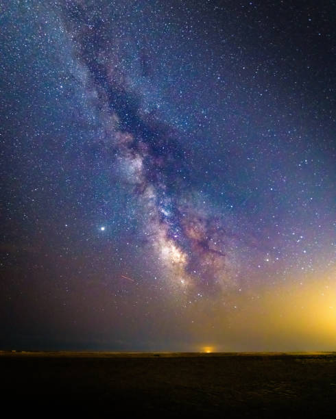 atemberaubender blick auf die milchstraße mit sternspuren - milky way galaxy star space stock-fotos und bilder