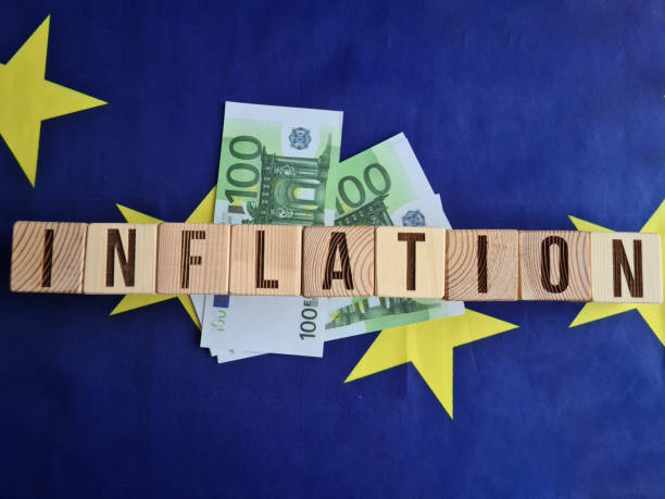 europäische union und euro-finanzsystem inflation und flagge - european union currency order finance currency stock-fotos und bilder