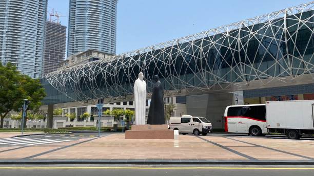 escultura "together" do artista sírio lutfi romhein em dubai - dubai skyscraper architecture united arab emirates - fotografias e filmes do acervo