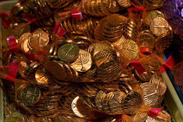 gold foil wrapped chocolate hanukkah coins - chocolate coins imagens e fotografias de stock