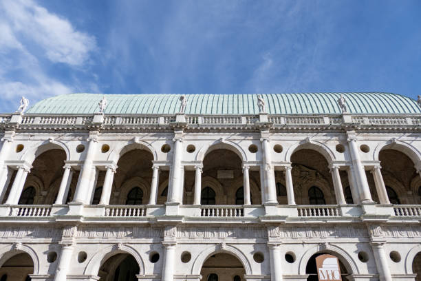 イタリアの青い空の下でアーチ、柱、彫像のあるパラディオ大聖堂のローアングルショット - basilica building exterior built structure color image ストックフォトと画像