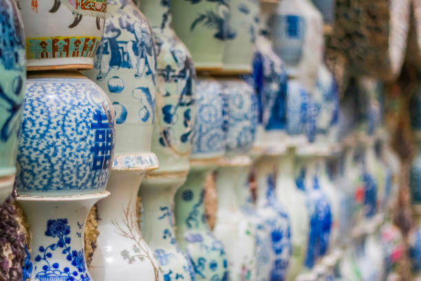 lots of chinese porcelain, blue and white porcelain, chinese porcelain culture, ancient porcelain, chinese symbols, chinese characters, chinese signs, china たくさんの中国の磁器、青と白の磁器、中国の磁器文化、 古代の磁器、� - plate china antique blue ストックフォトと画像