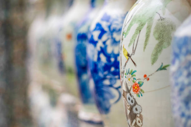 lots of chinese porcelain, blue and white porcelain, chinese porcelain culture, ancient porcelain, chinese symbols, chinese characters, chinese signs, china たくさんの中国の磁器、青と白の磁器、中国の磁器文化、 古代の磁器、� - plate china antique blue ストックフォトと画像
