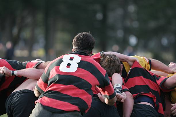 teamarbeit - rugby scrum sport effort stock-fotos und bilder