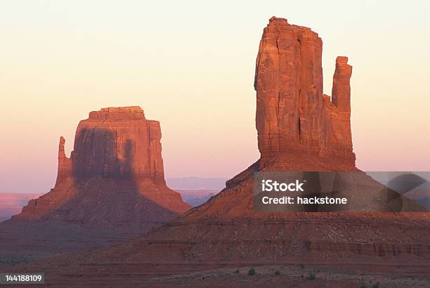 Os Mittens No Parque Tribal De Monument Valley - Fotografias de stock e mais imagens de Aberto - Aberto, Ao Ar Livre, Arizona