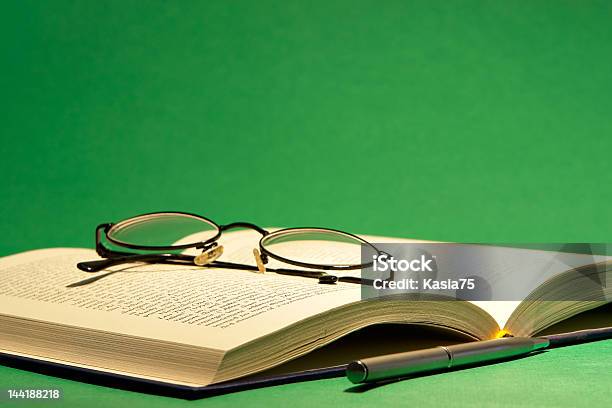 Libro Abierto Foto de stock y más banco de imágenes de Abrir - Abrir, Anticuado, Aprender