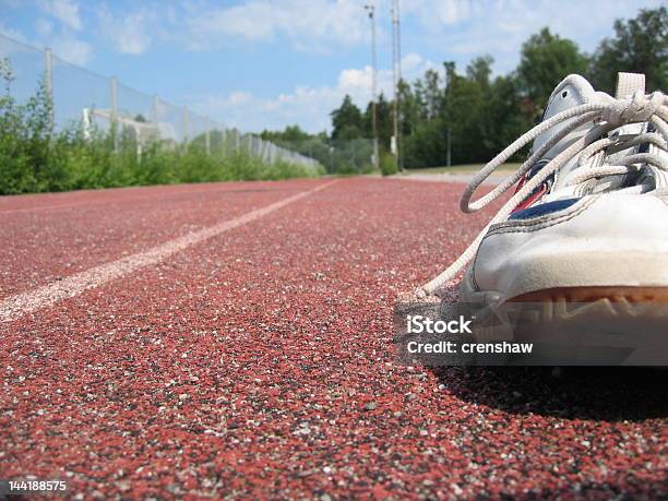 Sapatos Em Uma Pista De Corridas - Fotografias de stock e mais imagens de Acabar - Acabar, Atletismo, Branco