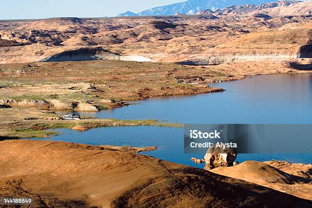 Photo libre de droit de Lac Powell De Leau Et Du Désert banque d'images et plus d'images libres de droit de Activité de loisirs - Activité de loisirs, Aquaplane, Caillou